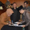 Bupati Kuningan saat menandatangani perda tentang desa yang baru saja disahkan.